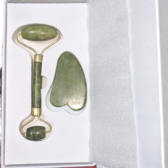 Jade Roller and Gua Sha - Picture 2 of 5